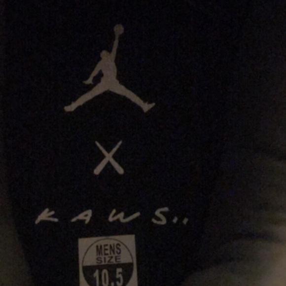 Jordan “kaws” sawed black glow in the dark - Picture 4 of 4